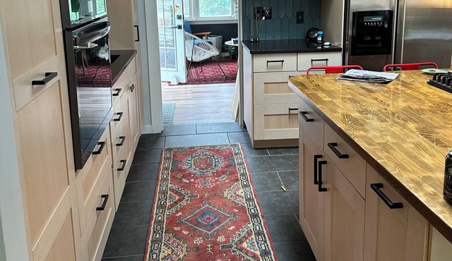 Charming 2-bedroom house in welcoming Dexter with WiFi, AC, one-acre yard