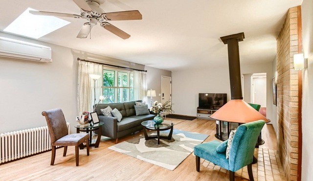 Charming 2-bedroom single level house close to PDX, Edgefield and Mt Hood