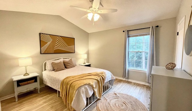 Charming 2-bedroom townhome in delightful Pensacola near golf course