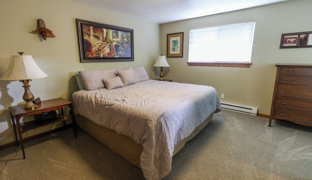 Charming 2-bedroom townhome with AC in Eugene