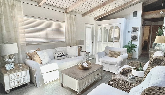 Charming 2-bedroom Beach Cottage Steps from the Sand!