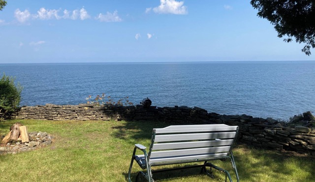Charming 2-bedroom cottage directly on the bay of Sturgeon Bay
