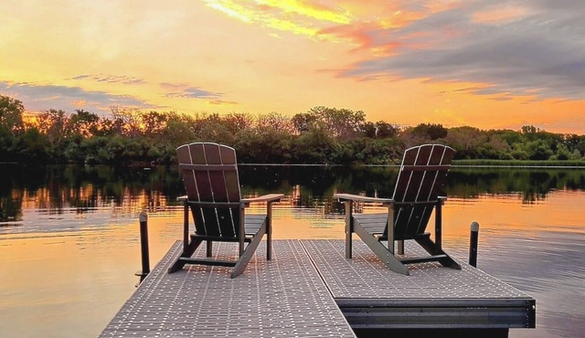 Charming 2B/1BA with Medicine Lake views, lake access, Coffee Bar & fast WiFi