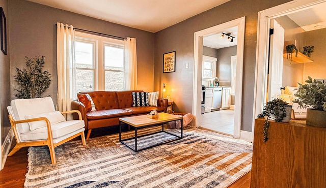 Charming 2BR Apt Close to Historic Mariemont, 15 Minutes from Cincy Downtown