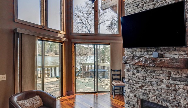 Charming 2BR Lakefront Cabin, fishing pier & kayaks, wonderful peaceful views