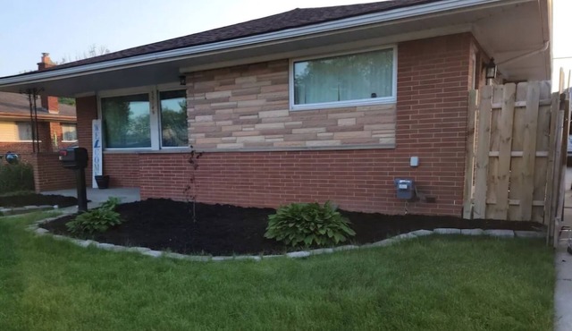 Charming 3-bedroom house with AC, WiFi in Clinton Township