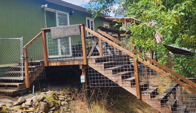 Charming 3-bedroom cabin on Little River near 8 picturesque water falls