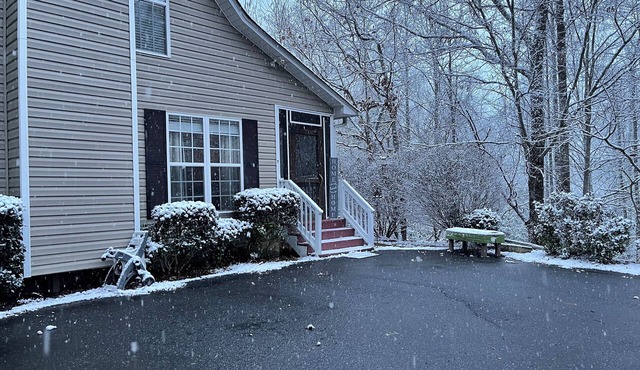 Charming 3-bedroom house with WiFi, AC near peaceful Sylva, Dillsboro and Casino