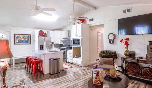 Charming 3-bedroom lodge with AC and WiFi in Moss Point