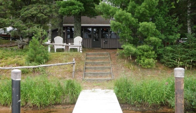 Charming 3-bedroom lakefront cabin with AC in Hayward Wisconsin!