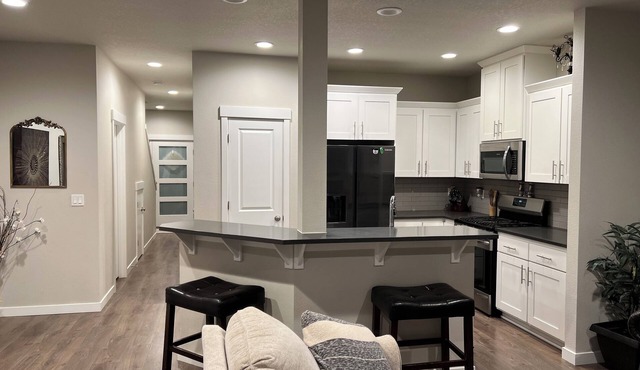 Charming 3-bedroom townhome with WiFi and AC in Happy Valley!