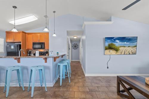 Charming 3BD/2BA HOME close to the BEACH! Sleeps 8!