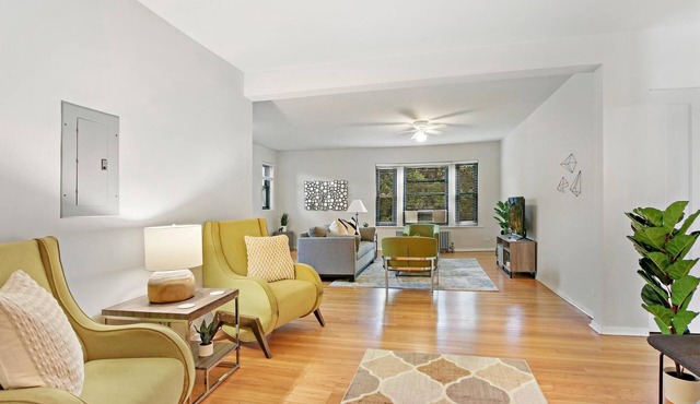 Charming 3BR Chicago Apt in Prime Location