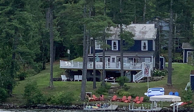 Charming 4 Season Lake Front Home (Fall & Winter Discounts Available)