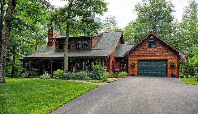 Charming 5-bedroom cabin just outside Hayward near OO, Tiger Cat,and Spider Lake