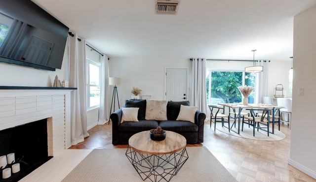 Charming and Serene 2-bedroom house with AC and WiFi in Altadena in Altadena