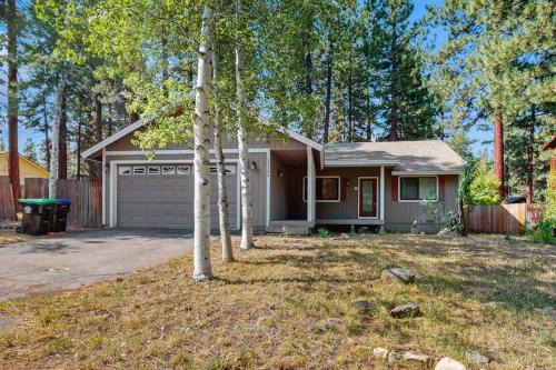 Charming Cabin Home with Fireplace W&D Enclosed Backyard