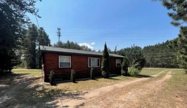 Charming Cabin in Thompsonville. Minutes from Crystal Mountain Resort.