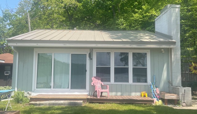 Charming Cabin w/AC on private lake, tucked away between Delton and Hastings