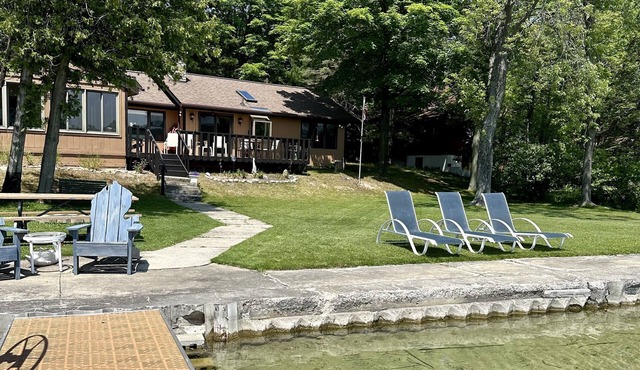 Charming Cottage on North Shore of Little Traverse Lake-LeelanauCounty