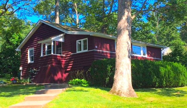 Charming Cottage with Home Comforts near Wadsworth Falls State Park, Connecticut in Middlefield