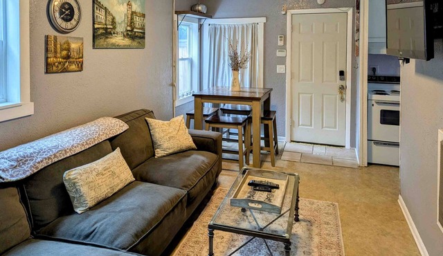 Charming cottage with a private hot tub, gas grill, & furnished patio