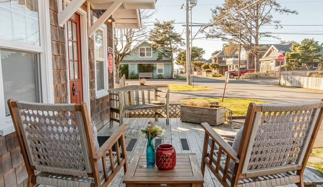 Charming Designer Retreat, Walk to Beach & Downtown, Cozy Fireplace, Expansive Deck