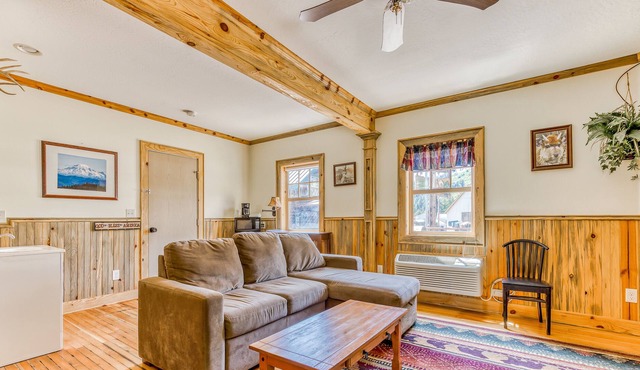 Charming dog-friendly cabin with kitchenette, patio, & close to attractions