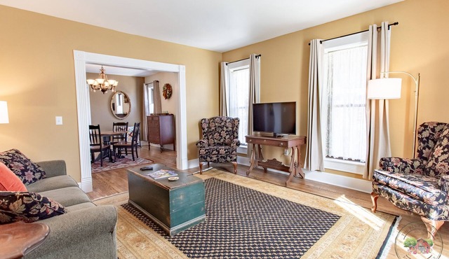 Charming Downtown Two Bedroom w/Fireplace