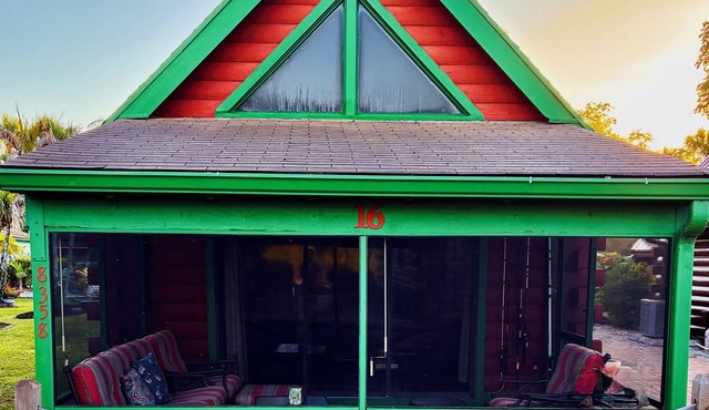Charming gingerbread style lakeside cabin on Lake Okeechobee