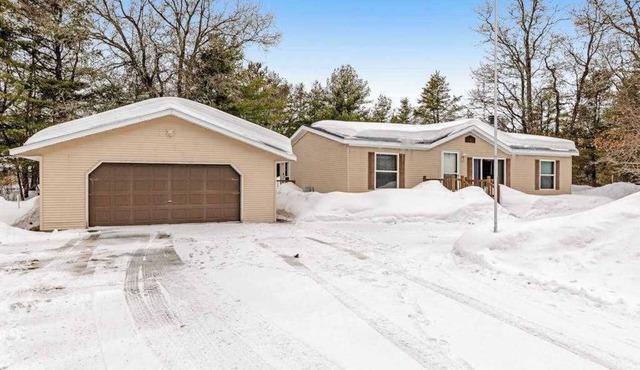 Charming home with gas grill, full kitchen, deck, patio, TV, and washer/dryer