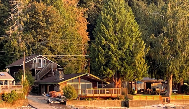 Charming Hood Canal waterfront cabin