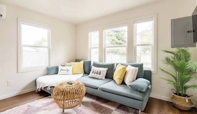 Charming light-filled cottage near airport & DT