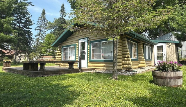 Charming little lake escape! Five-minute walk to the beach!