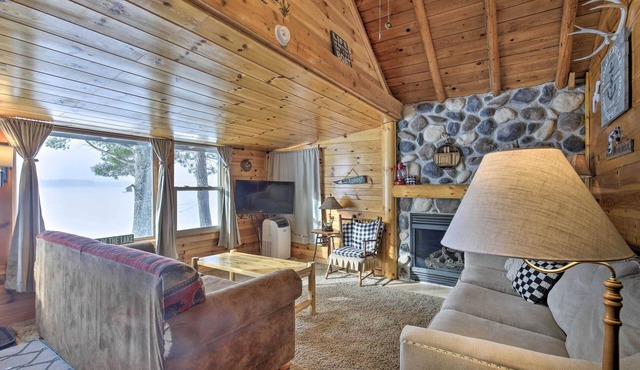 Charming Lost Lake Cabin: Fish, Boat & Hunt!