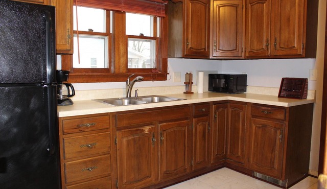 Charming Mishawaka & South Bend Getaway - Your Home Away from Home! - Smart TV!