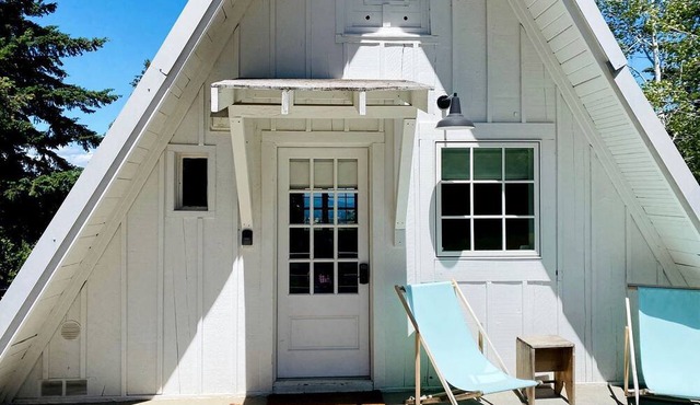Charming Pet-Friendly A-Frame Studio with Breathtaking Mountain Views in Hood River County, OR