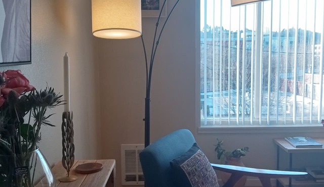 Charming pet friendly apartment close to cafes and park in delightful Seattle