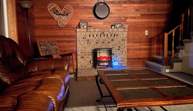 Charming private 3-bedroom cabin with WiFi, AC and Hot Tub in quaint Randle.