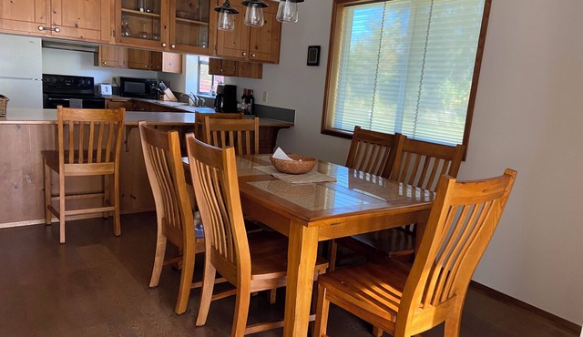 Charming private 3-bedroom cabin with WiFi, AC and Hot Tub in quaint Randle. in Randle