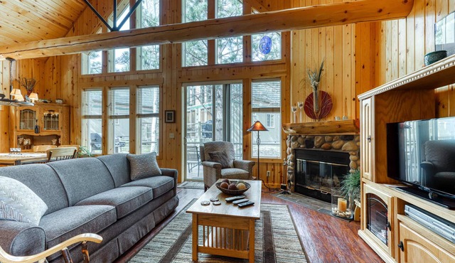 Charming resort home with fireplace, deck, gas grill, and gas stone fireplace in Eagle Crest