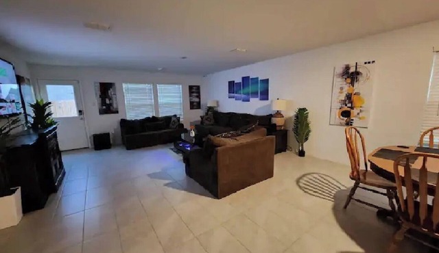 Charming room within a 3 br home near Dallas with AC and WiFi for a cozy stay in Hutchins