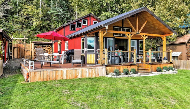 Charming & Rustic Lakeside Cabin: Mt. Rainier, Fall Hikes, Large Covered Deck