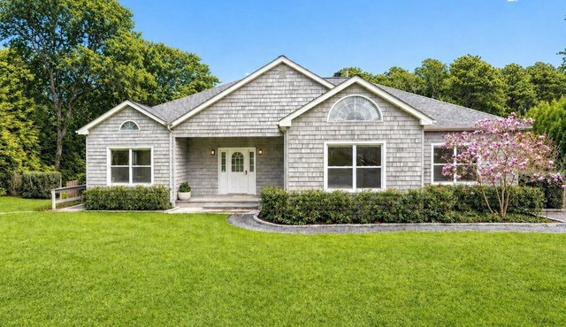 Charming Southampton Retreat with Heated Pool, Minutes to Shinnecock Hills.