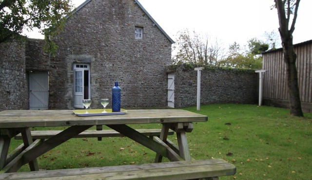Charming Stone House with Enclosed Garden, Near Surville's Haven, Pet-Friendly, Optional Cleaning Service in La Haye-du-Puits