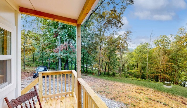 Charming Studio, Sleeps 2・Grill・Porch・Dog Welcome