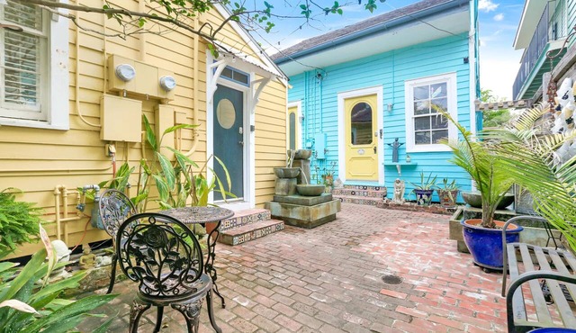 Charming Three Bedroom Cottage - Located in the historic B &W Courtyards Inn