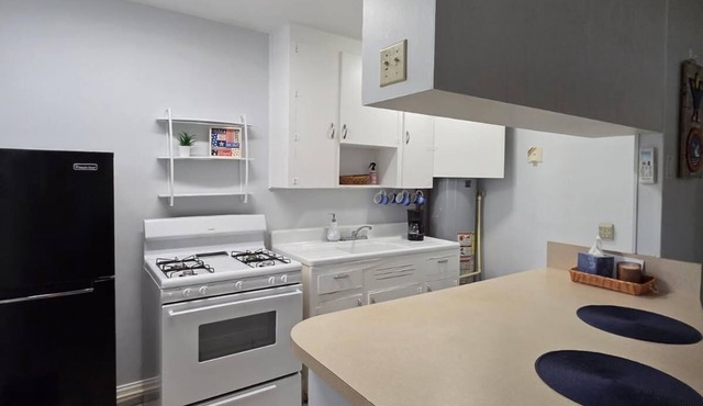 Charming Townhome with AC and WiFi by NAS Pensacola close to Downtown in Pensacola