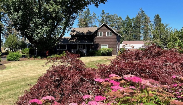 Charming turn of the century Farmhouse near Silver Falls State Park and wineries