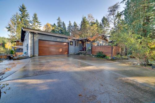 Charming Unit w/Deck ~ 3 Mi to Lake Washington! in Newcastle